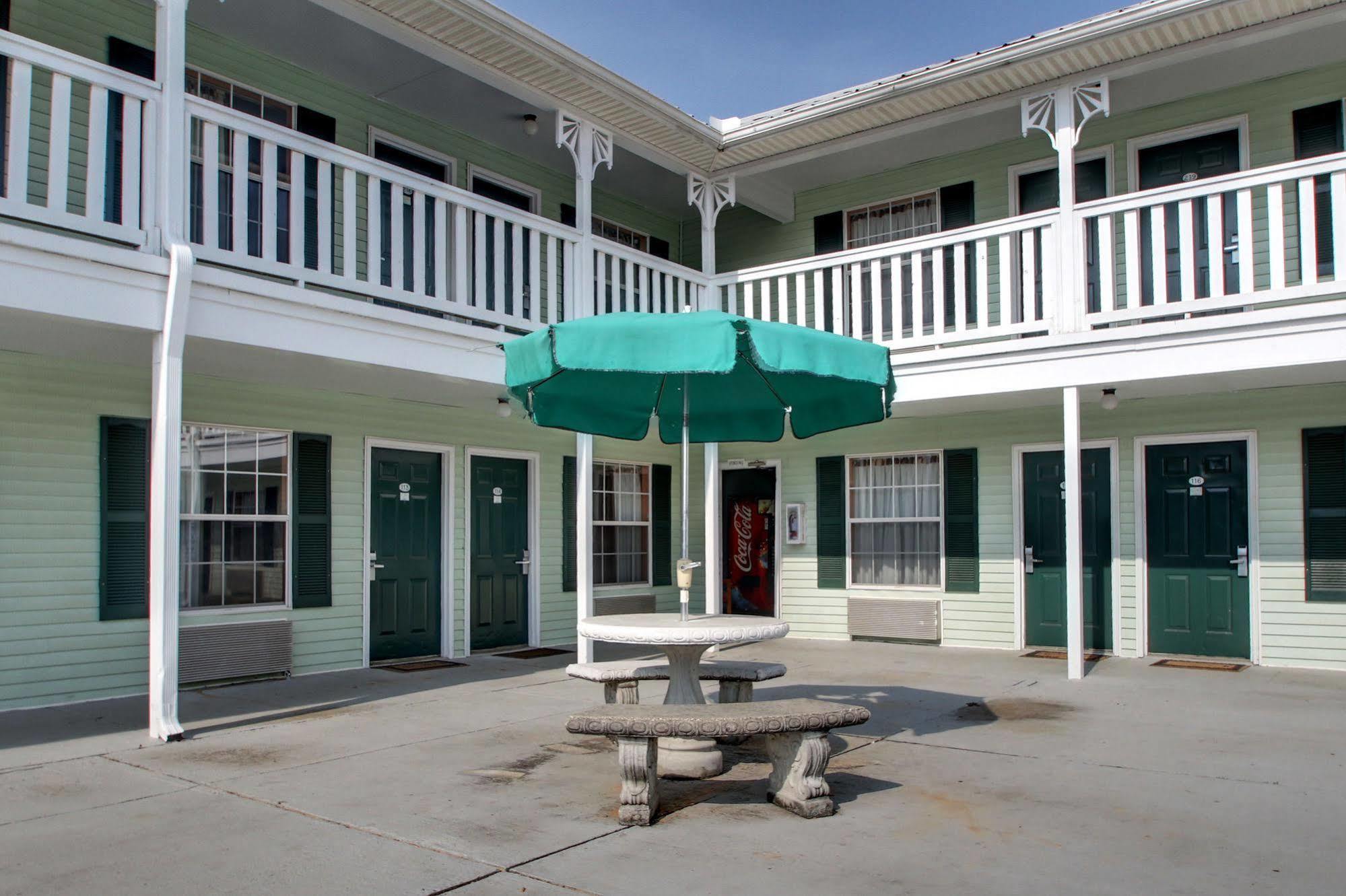 Key West Inn - Клантон Экстерьер фото